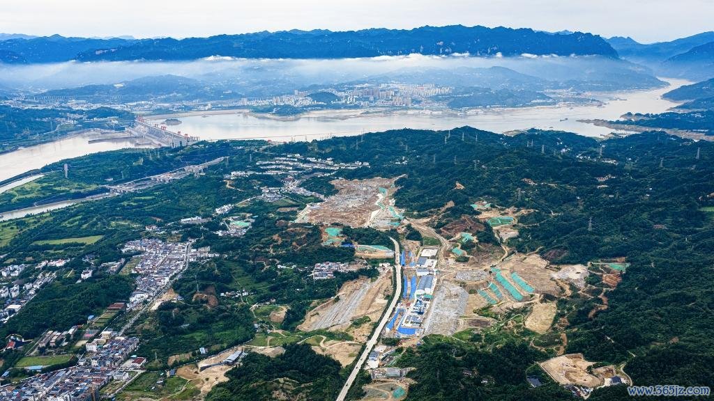 6月8日拍摄的三峡水运新通谈工程三峡要道新通谈施工现场。新华社记者 肖艺九 摄